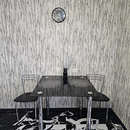 Black And White Apartment تشيسيناو المظهر الخارجي الصورة