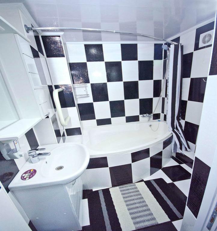 Black And White Apartment تشيسيناو المظهر الخارجي الصورة